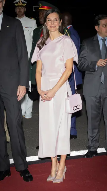 Letizia con uno de sus muchos bolsos Initials Insignia Letizia con uno de sus muchos bolsos Initials Insignia