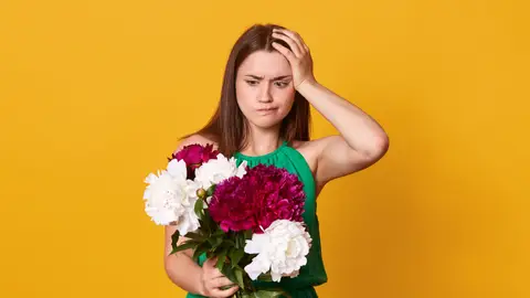 Mujer con un ramo de flores Mujer con un ramo de flores