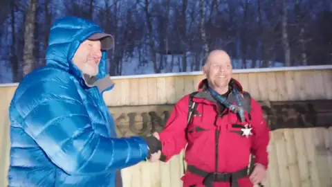 Leif Abrahamsen celebra la victoria en la Montane Arctic Spine Race Leif Abrahamsen celebra la victoria en la Montane Arctic Spine Race