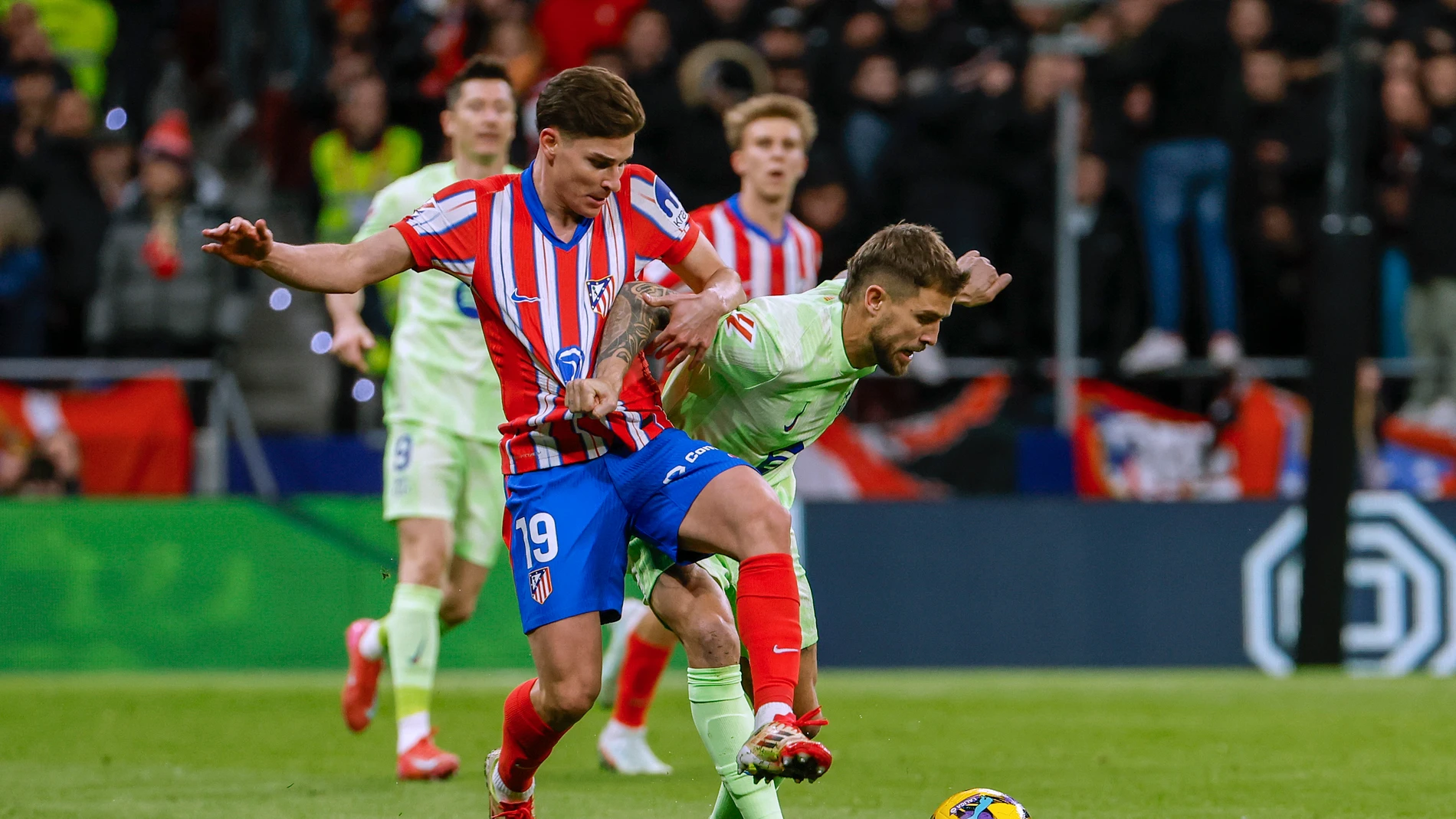 Julián Álvarez e Íñigo Martínez pugnan por un balón Julián Álvarez e Íñigo Martínez pugnan por un balón