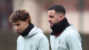 Joao F&eacute;lix (i) y Kyle Walker en el AC Milan