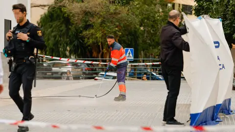 Un trabajador del Ayuntamiento de Málaga baldea la zona Un trabajador del Ayuntamiento de Málaga baldea la zona