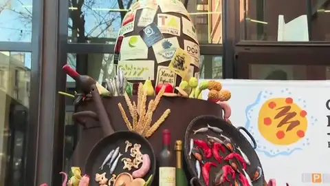 La Pastelería dedica este año la Mona a todos los productos que componen la gastronomía catalana La Pastelería dedica este año la Mona a todos los productos que componen la gastronomía catalana