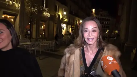 Isabel Presyler atendiendo a los medios Isabel Presyler atendiendo a los medios