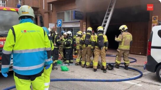 Mueren dos bomberos en el incendio de un parking de Alcorc&oacute;n