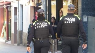 Dos polic&iacute;as locales de Sitges salvan la vida a un beb&eacute; de 18 d&iacute;as