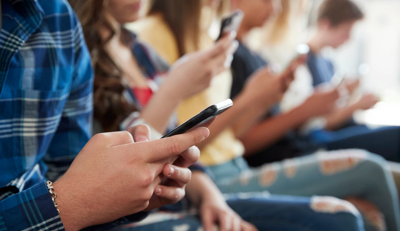 Adolescentes usando el móvil