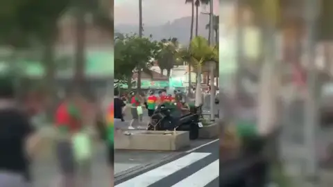 Brutal pelea callejera en una zona turística de Tenerife Brutal pelea callejera en una zona turística de Tenerife
