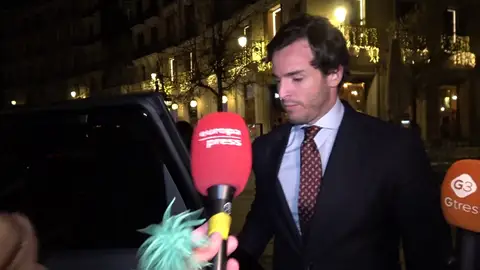 Íñigo Onieva, muy pendiente de su suegra Isabel Preysler Íñigo Onieva, muy pendiente de su suegra Isabel Preysler