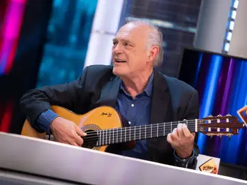 Pedro Piqueras revela en El Hormiguero su talento oculto...¡con la guitarra! Pedro Piqueras revela en El Hormiguero su talento oculto...¡con la guitarra!