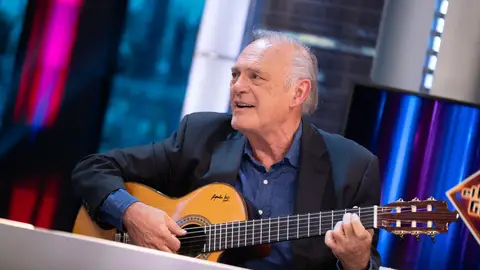 Pedro Piqueras revela en El Hormiguero su talento oculto...¡con la guitarra! Pedro Piqueras revela en El Hormiguero su talento oculto...¡con la guitarra!