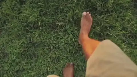 Qué es el 'Grounding': los beneficios de caminar descalzo por la tierra Qué es el 'Grounding': los beneficios de caminar descalzo por la tierra