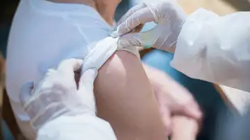 Una persona recibe una vacuna Una persona recibe una vacuna