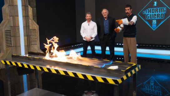 &iexcl;Fuego fantasma! Marron demuestra los peligros de fumar en una gasolinera