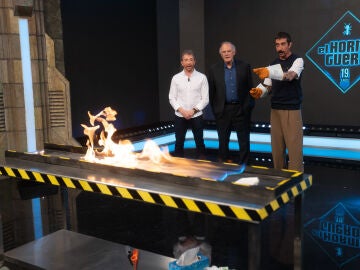 &iexcl;Fuego fantasma! Marron demuestra los peligros de fumar en una gasolinera