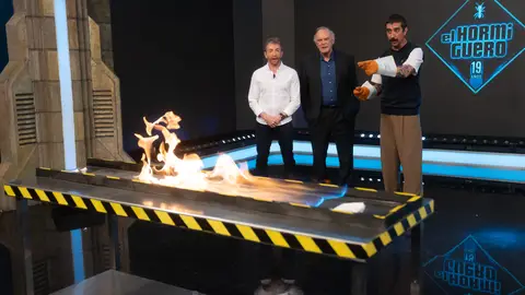 ¡Fuego fantasma! Marron demuestra los peligros de fumar en una gasolinera ¡Fuego fantasma! Marron demuestra los peligros de fumar en una gasolinera