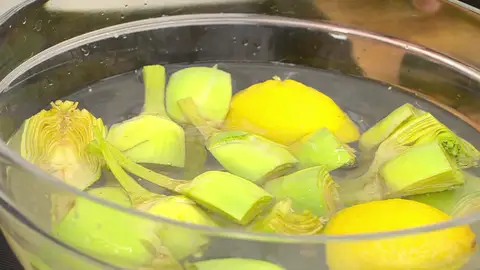 Corta las alcachofas en cuartos, introdúcelas en el bol y resérvalas Corta las alcachofas en cuartos, introdúcelas en el bol y resérvalas