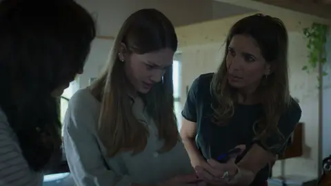 Ángela y Esther descubren la verdadera identidad de Edu Ángela y Esther descubren la verdadera identidad de Edu