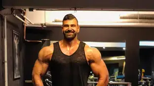 El actor y culturista Vito Pirbazari en el gimnasio El actor y culturista Vito Pirbazari en el gimnasio