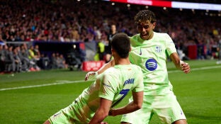 Ferran Torres celebra su gol en el Metropolitano junto a Lamine Yamal