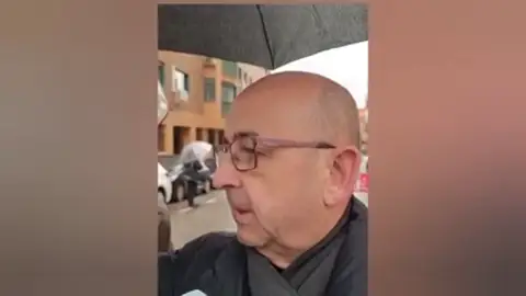 El padre de Jesús, uno de los bomberos fallecidos en Alcorcón: "Iinvestigare todo lo necesario para saber lo que ha ocurrido aquí" El padre de Jesús, uno de los bomberos fallecidos en Alcorcón: "Iinvestigare todo lo necesario para saber lo que ha ocurrido aquí"