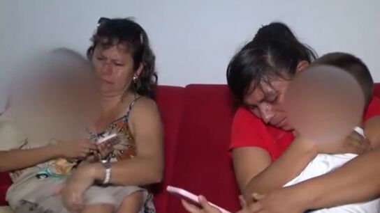 Madres desoladas al descubrir que sus hijos han sido intercambiados al nacer