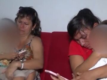 Madres desoladas al descubrir que sus hijos han sido intercambiados al nacer