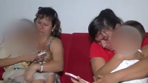 Madres desoladas al descubrir que sus hijos han sido intercambiados al nacer Madres desoladas al descubrir que sus hijos han sido intercambiados al nacer