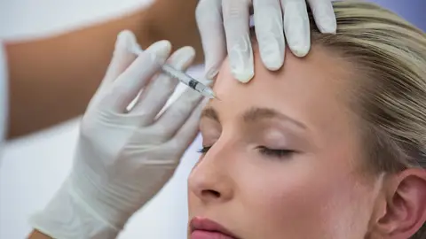 Mujer se inyecta bótox en la frente Mujer se inyecta bótox en la frente