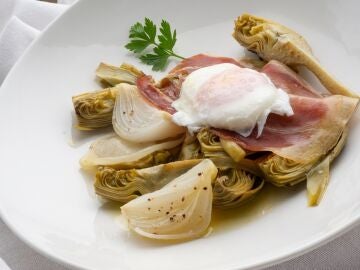 Receta de alcachofas guisadas con huevo y jam&oacute;n "Encarnita", con ingredientes 100% naturales
