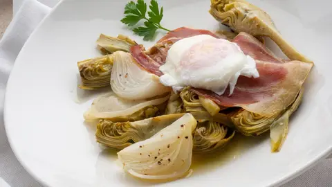 Receta de alcachofas guisadas con huevo y jamón "Encarnita", con ingredientes 100% naturales Receta de alcachofas guisadas con huevo y jamón "Encarnita", con ingredientes 100% naturales