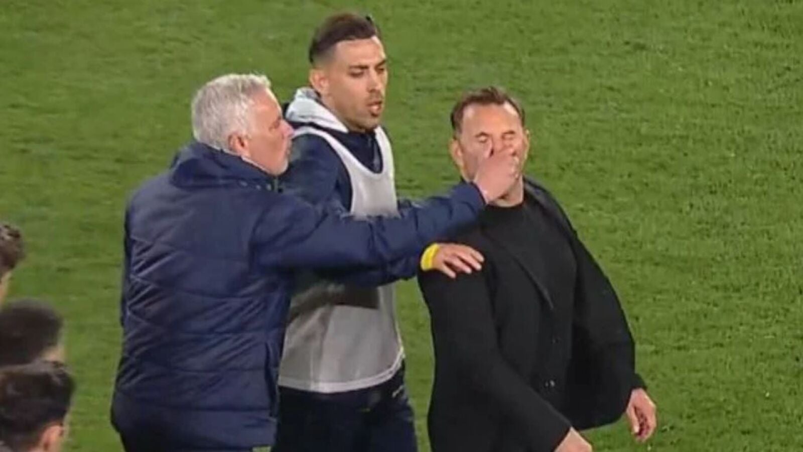 Mourinho pierde los papeles y tira de la nariz al entrenador del Galatasaray