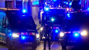 Agentes de los Mossos custodian la comisaria en Girona