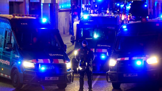 Agentes de los Mossos custodian la comisaria en Girona