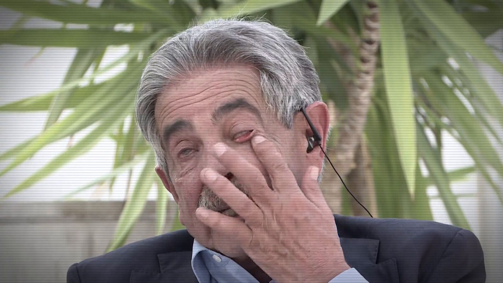 La reacción del rey emérito a las lágrimas de Revilla: 