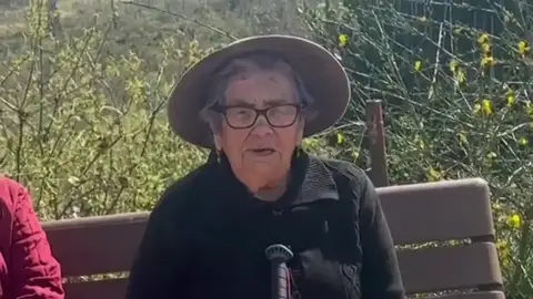 La gallega de 101 años que camina 3 horas todos los días: "Mientras pueda, seguiré" La gallega de 101 años que camina 3 horas todos los días: "Mientras pueda, seguiré"