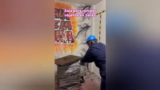 Nuevo m&eacute;todo para liberar el estr&eacute;s: la sala 'Furia' donde se puede destruir todo tipo de cosas a martillazos 