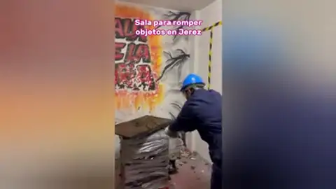 Nuevo método para liberar el estrés en Jerez Nuevo método para liberar el estrés: la sala 'Furia' donde se puede destruir todo tipo de cosas a martillazos