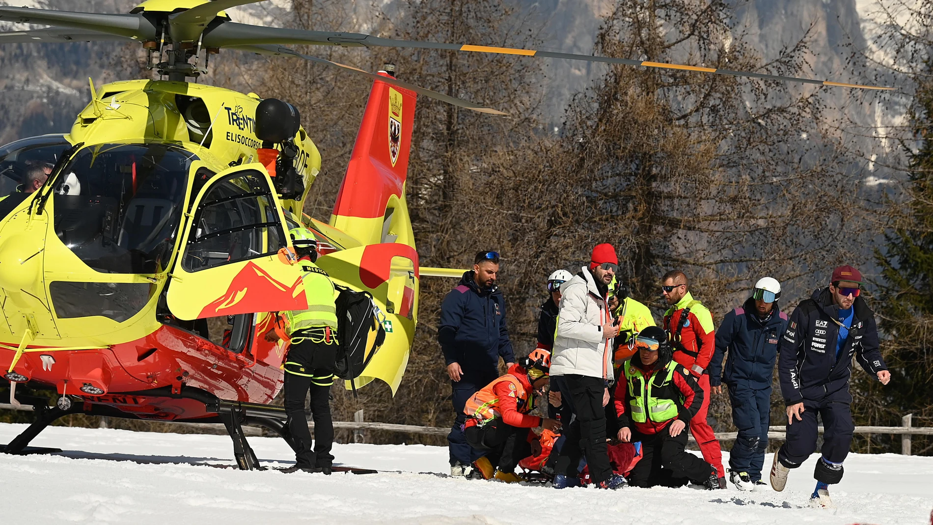 Federica Brignone, en el momento de ser trasladada en helicóptero al hospital tras su caída en Val di Fassa Federica Brignone, en el momento de ser trasladada en helicóptero al hospital tras su caída en Val di Fassa