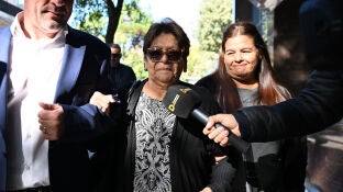 Ana (c) y Claudia (d), hermanas de Diego Armando Maradona, llegan al Tribunal de San Isidro