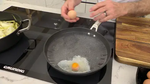 Casca los huevos, introdúcelos en la sartén y escálfalos durante 3-4 minutos Casca los huevos, introdúcelos en la sartén y escálfalos durante 3-4 minutos