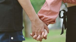 Imagen de archivo de una pareja d&aacute;ndose la mano