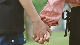 Imagen de archivo de una pareja dándose la mano Imagen de archivo de una pareja dándose la mano