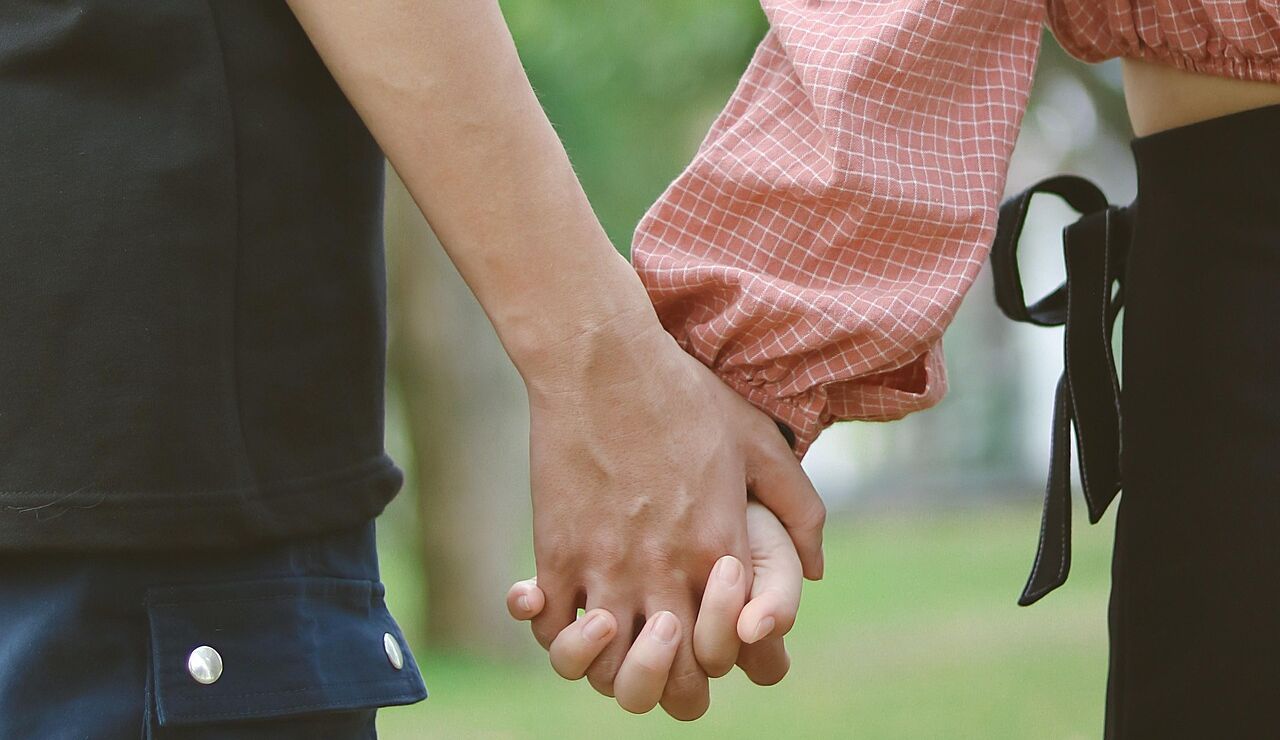 Imagen de archivo de una pareja d&aacute;ndose la mano
