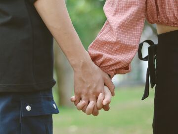 Imagen de archivo de una pareja dándose la mano