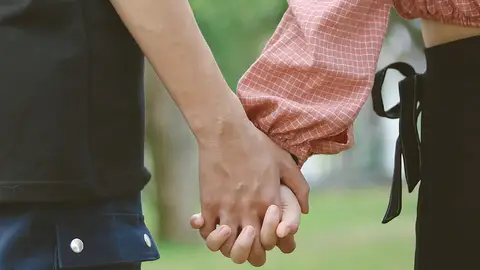 Imagen de archivo de una pareja dándose la mano Imagen de archivo de una pareja dándose la mano