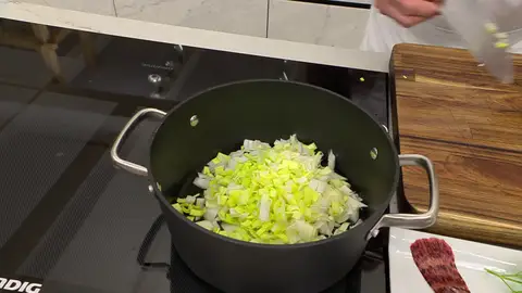 Sazona las hortalizas y rehógalas Sazona las hortalizas y rehógalas