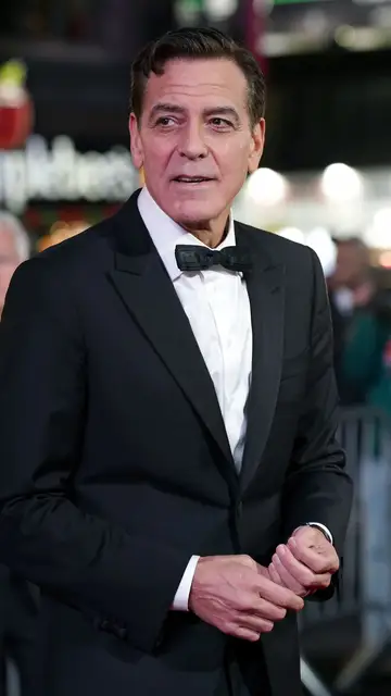 George Clooney en el estreno en Broadway de Good Night, and Good Luck (Buenas noches y buena suerte) George Clooney en el estreno en Broadway de Good Night, and Good Luck (Buenas noches y buena suerte)