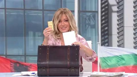 Susanna Griso con un lingote de oro Susanna Griso con un lingote de oro