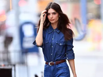 Emily Ratajkowski con camisa vaquera Emily Ratajkowski con camisa vaquera